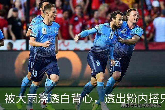 被大雨浇透白背心，透出粉内搭只是一场意外